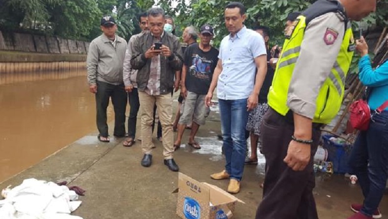 Mayat Bayi Laki-Laki Ditemukan di Pinggir Sungai Ciliwung