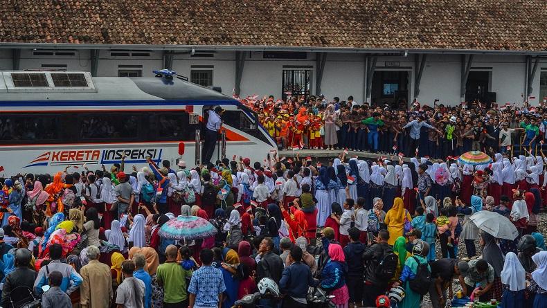 Ribuan Warga Sambut Gembira Uji Coba Reaktivasi Jalur Kereta Api Cibatu-Garut