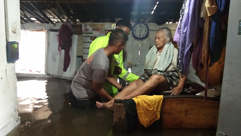 Tidur di Dipan yang Nyaris Tergenang Banjir, Nenek 90 Tahun di Pekalongan Dievakuasi