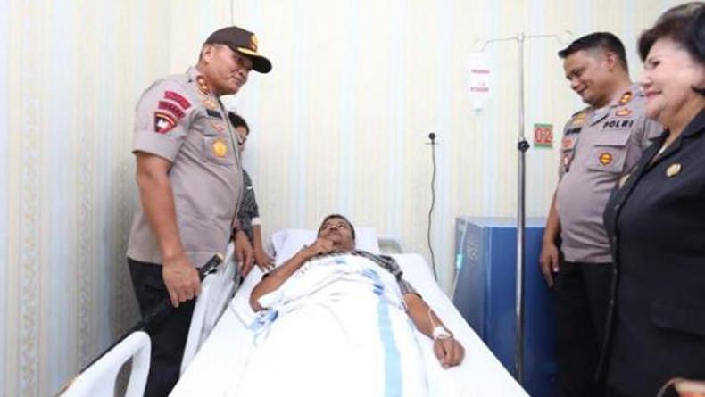 Kapolda Sumut Jenguk Polisi yang Terluka Dibacok Bandar Narkoba saat Penangkapan