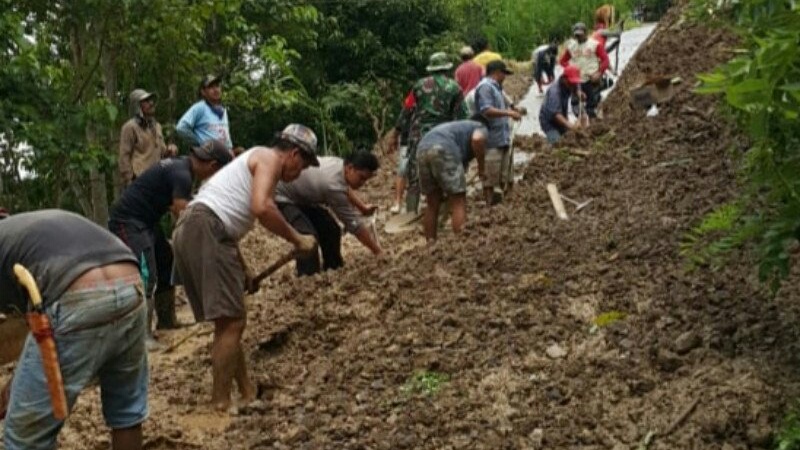 Diguyur Hujan Seharian, Akses Jalan Desa di Enrekang Tertimbun Longsor