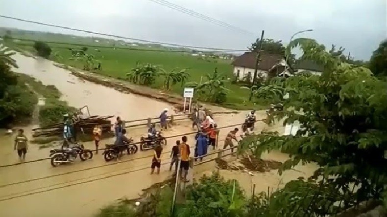 Tanggul Jebol, Air Sungai di Tuban Rendam Persawahan dan Permukiman