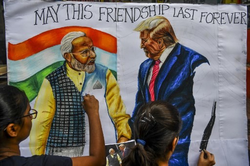 Trump Berkunjung Besok, India Bangun Tembok hingga Siapkan 150.000 Pot Bunga