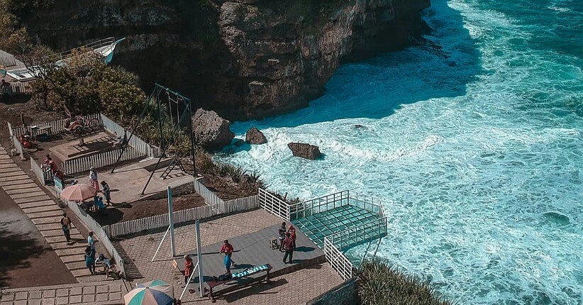 Ide Wisata di Yogyakarta, Asyiknya Swafoto di Teras Kaca Pantai Nguluran