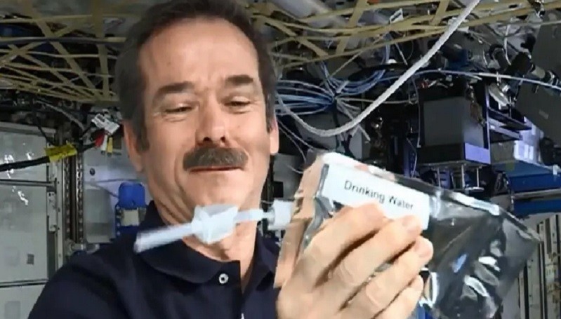 Air di Stasiun Luar Angkasa Terkontaminasi Bakteri 