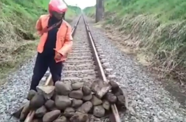 Ngeri, Puluhan Batu Besar Dipasang di Tengah Rel KA di Lumajang