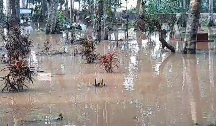 Banjir Kepung Ratusan Rumah di Sukaresik Tasikmalaya, Rendam Kuburan hingga Jalan