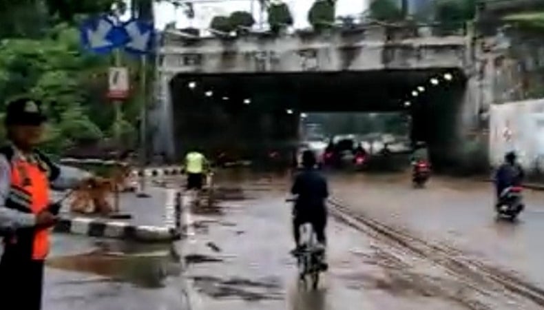 Banjir di Underpass Tol Cawang Sisakan Lumpur, Pengendara Diharap Berhati-Hati