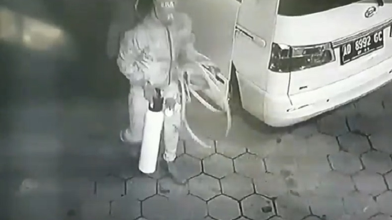 Terekam CCTV, Begini Aksi Kawanan Perampok saat Gondol Mesin ATM ke Mobil