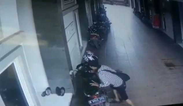 Terekam CCTV, Maling Motor di Rumah Kos Resahkan Warga Sawangan Depok