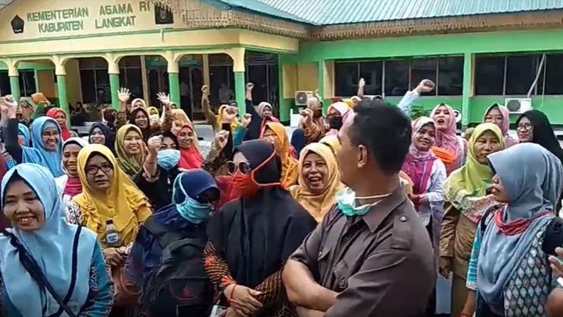 Ratusan Guru Honorer Demo Kemenag Langkat Tuntut Pembayaran Gaji 8 Bulan