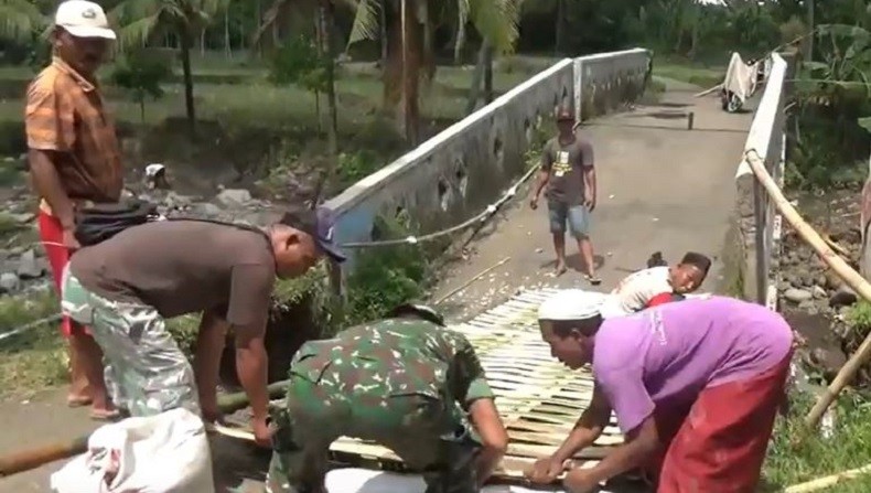 Diterjang Arus Banjir, Jembatan Penghubung Antardesa di Jember Ambrol