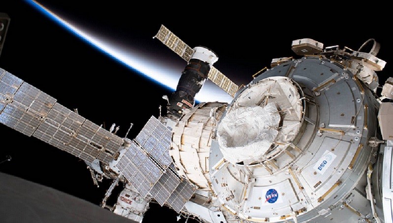 NASA Abadikan Objek Berbentuk Kerucut Mengikuti Stasiun Luar Angkasa