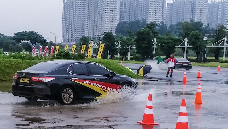 Penyebab Hydroplaning, Mobil Tiba-Tiba Tergelincir di Atas Genangan Air