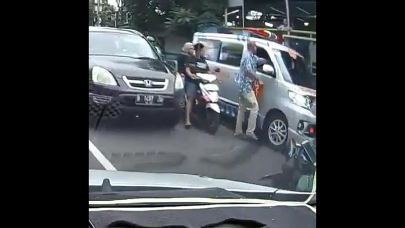 Polisi Selidiki Video Viral Pemukulan Sopir Ambulans di Bintaro