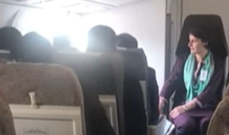 Ngeri, Pintu Pesawat Pakistan Airlines Terbuka saat Akan Mendarat