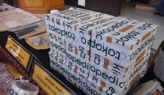 Polisi Gerebek Sindikat Pembuat Tembakau Gorila Cair di Bekasi