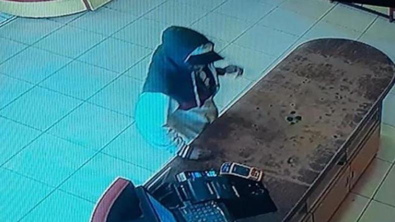 Terekam CCTV, Perampok Bersenjata Api Satroni Toko Roti di Kabanjahe
