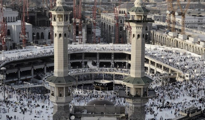 Saudi Hentikan Sementara Izin Masuk untuk Umrah Terkait Virus Korona