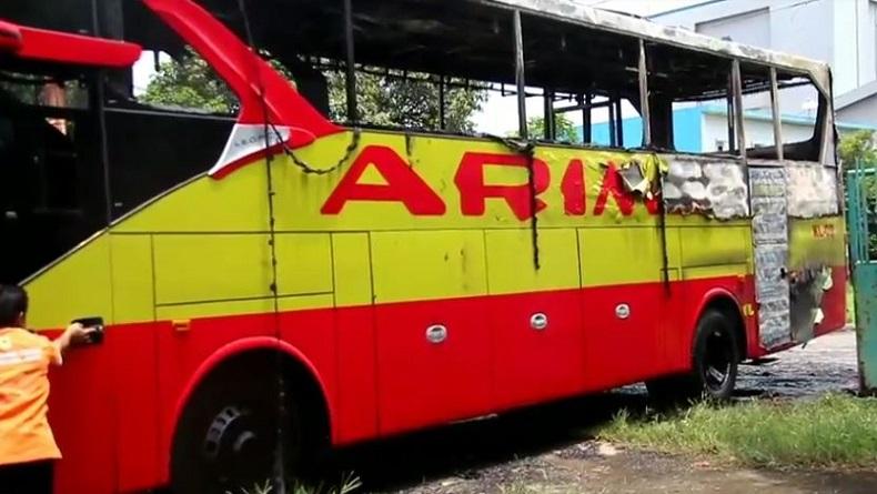 Keluar dari Bengkel, Bus Baru Tiba-Tiba Terbakar di Tepi Pantura Cirebon