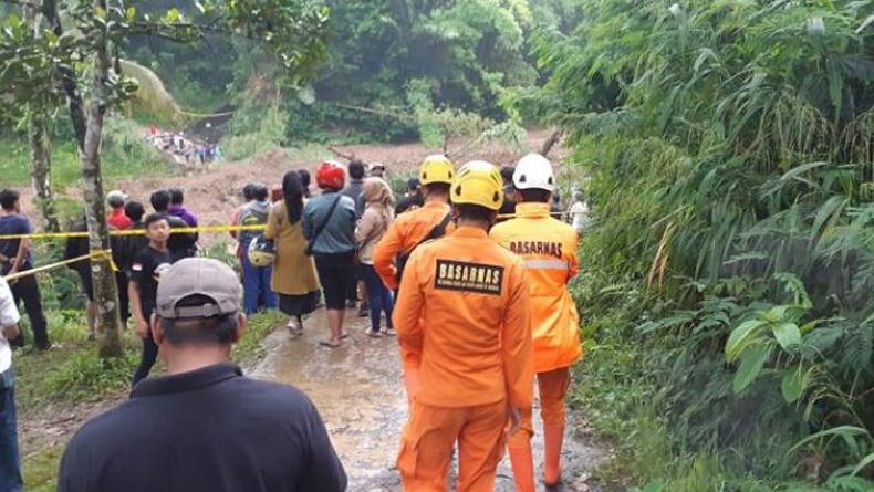 Bencana Longsor di Cisayong Tasikmalaya, 1 Orang Hilang Tertimbun Tanah