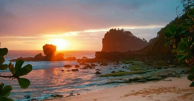 Wisata Petualangan di Pantai Watu Malang, Pasir Putih Halus Terlihat Indah