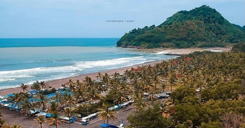 Terpikat Keindahan Pantai Suwuk, Terlihat Instagramable Ada Kolam Renang di Pesawat
