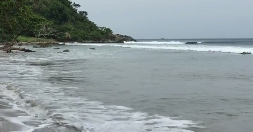 Keseruan Wisata di Pantai Batu Hideung Banten, Pasirnya Putih dan Halus