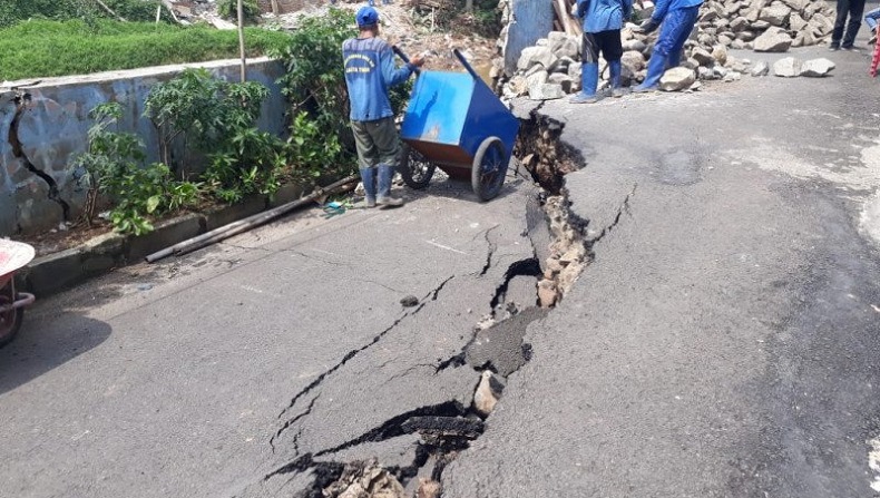 Jalan di Matraman Ambles akibat Erosi Sungai Ciliwung