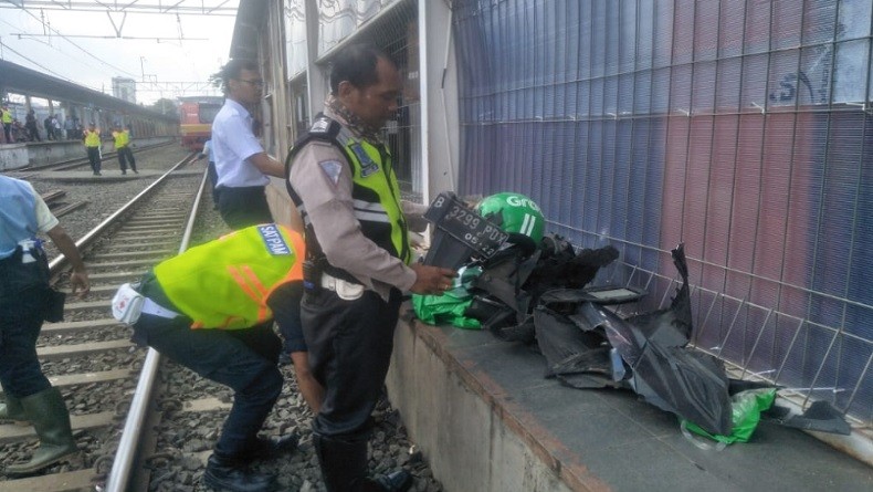 Motor Hancur Ditabrak KRL, Driver Ojol Ini Lolos dari Maut