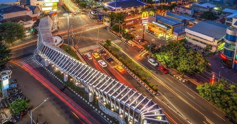 Spot Foto Terbaru di Semarang, Skybridge Pandanaran Terlihat Instagramable saat Malam