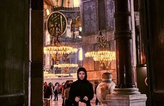 Model Marisa Papen Pose Pakai Hijab dan Pamer Kemaluan di Masjid Turki  