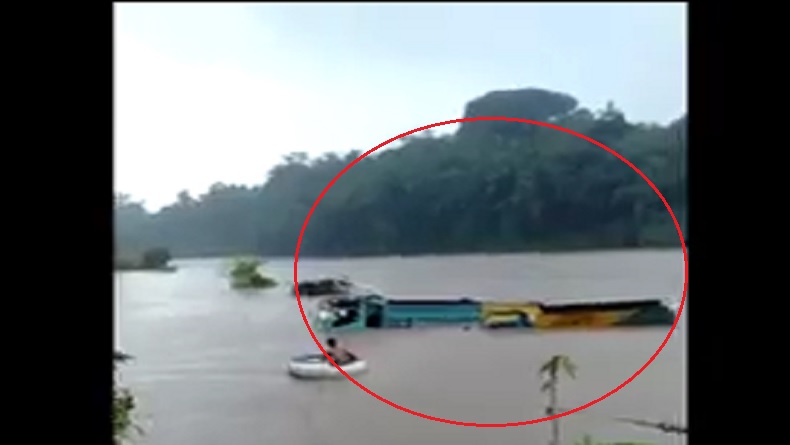 2 Truk Pasir dan 2 Ekskavator Terjebak Banjir di Purbalingga