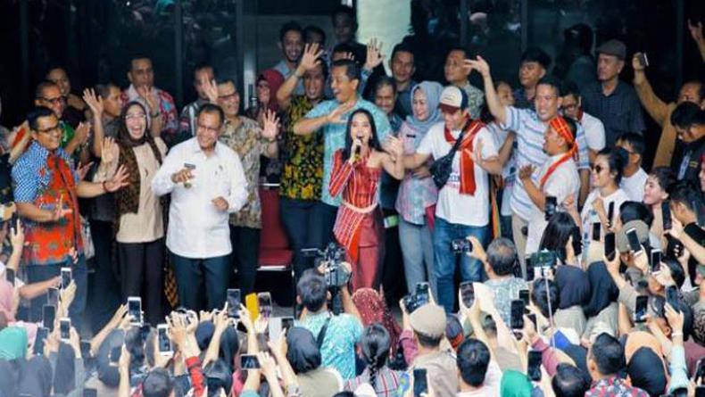 Lyodra Ginting Nyanyi 3 Lagu di Pemkot Medan, Akhyar Nasution Ikut Bergoyang