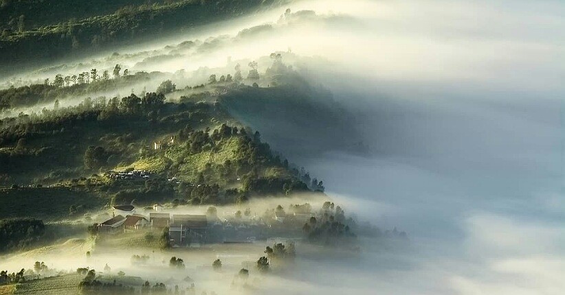 Pemandangan Cantik Gunung Bromo, Ada Desa Cemoro Lawang Terselimuti Kabut