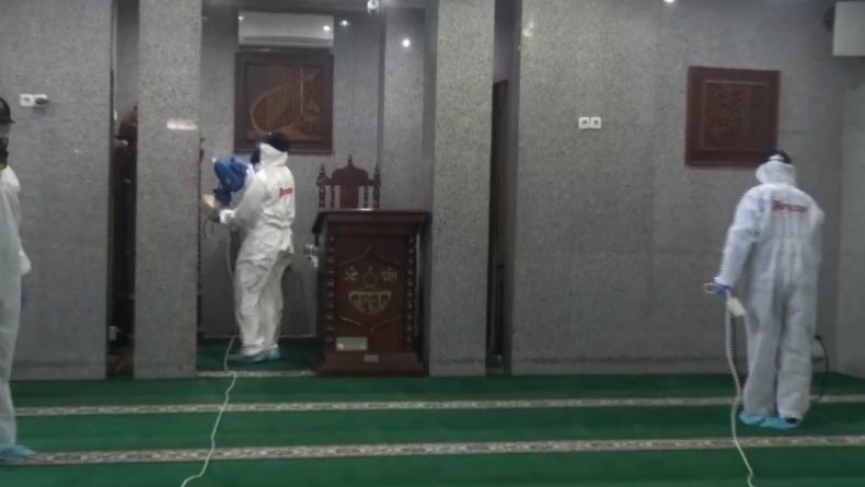 Masjid Dekat Rumah Jusuf Kalla Disemprot Cairan Disinfektan