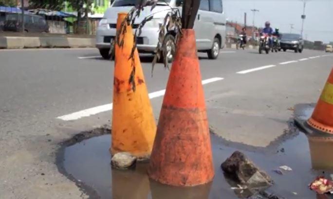 Bak Lewati Ranjau, Ini Kengerian Jalur Pantura Cirebon yang Berlubang