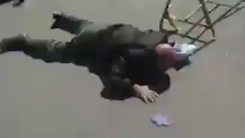 Viral, Pria Diduga Terinfeksi Virus Korona Ambruk di Jalan Raya Iran