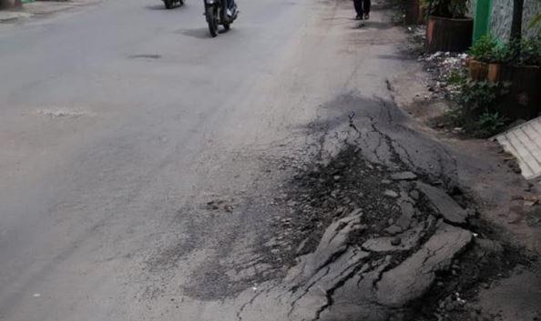 Jalan di Rungkut Kidul Surabaya Rusak akibat Truk, Warga Protes