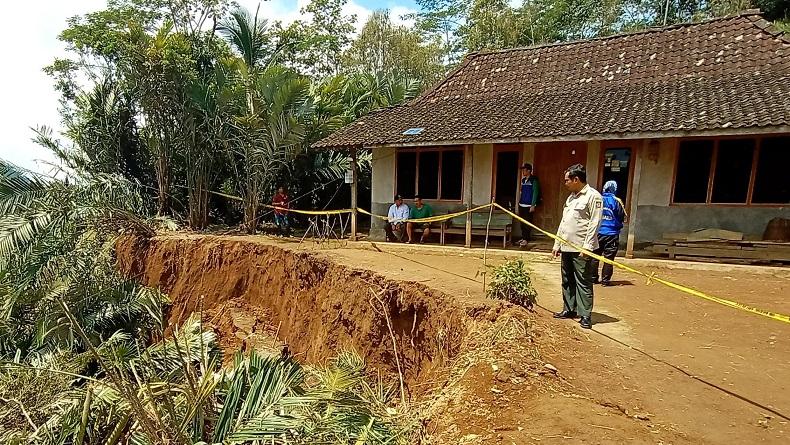 Warga Kulonprogo Pilih Mengungsi karena Rumah Terancam Longsor