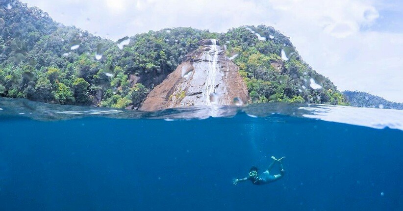 Air Terjun Ikonik di Pulau Mursala, Terlihat Eksotis Menyatu dengan Laut
