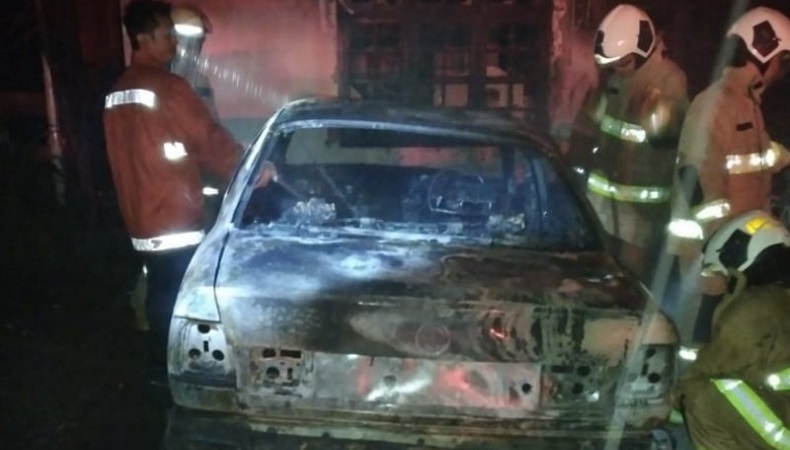 2 Mobil Terbakar di Pulogadung, Damkar Temukan Benda Mirip Molotov