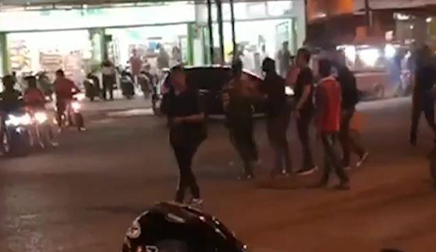 Dipicu Saling Geber Gas Motor, Ormas Pemuda di Medan Bentrok di Tengah Jalan