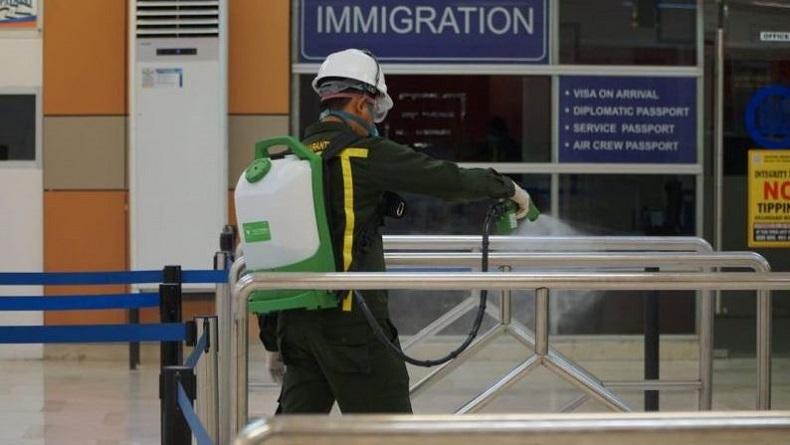 Antisipasi Virus Korona, Bandara Hasanuddin Makassar Disemprot Disinfektan