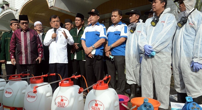 Jusuf Kalla Inisiasi Gerakan Semprot Disinfektan 10.000 Masjid untuk Antisipasi Korona