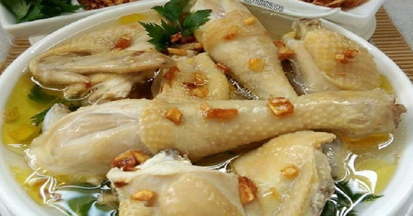 Mencicipi Ayam Rebus Kuah Bening, Rasanya Gurih Bikin Ketagihan