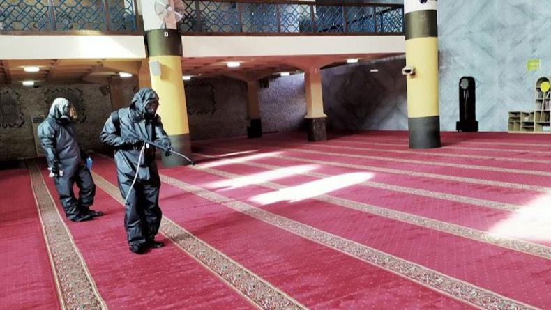 Masjid Raya Bandung Disemprot Disinfektan Cegah Penularan Korona