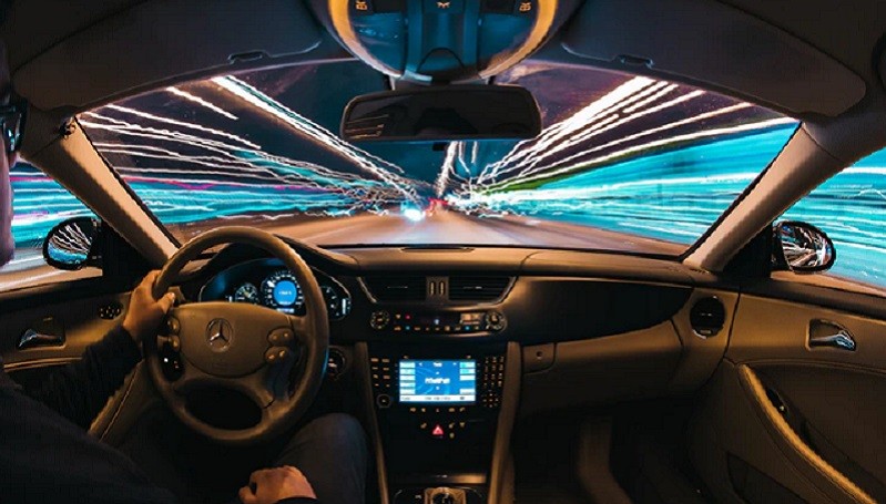 Kaca Jendela Mobil Harus Ditutup saat Melaju di Kecepatan Tinggi, Ini Alasannya