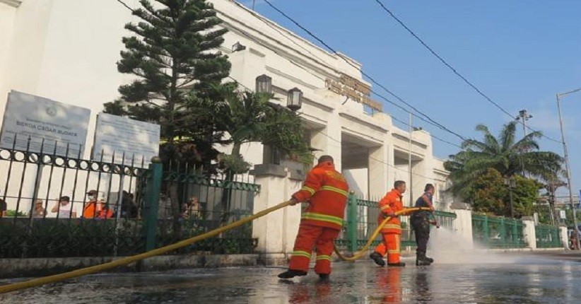 Pemkot Jakarta Utara Semprotkan Disinfektan ke Sekolah-Sekolah