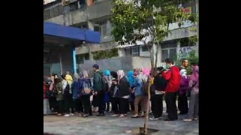 TransJakarta Beroperasi Terbatas, Antrean di Halte Puri Beta 2 Mencapai 200 Meter